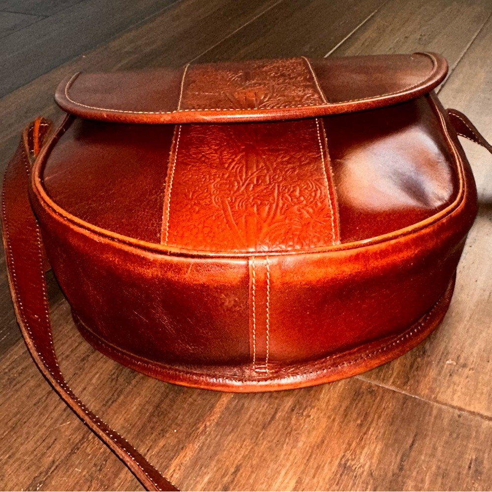 Past Time Leather Large Vintage Crossbody Adjustable Shoulder Saddle Bag, Tooled - Picture 10 of 16
